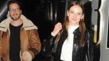 Alina Boz, kendinden 17 yaş büyük sevgilisi Mithat Can Özer ile olan pozu sosyal medyada ilgi gördü