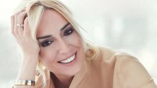 Saba Tümer cesur pozlarıyla nefes kesti! Yıllara meydan okuyan fiziğini dekolteleriyle gözler önüne serdi