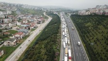 TEM'de kamyon, otomobile çarptı; uzun araç kuyrukları oluştu
