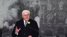 Polonya'nın başkentinde Yahudilerin Nazi Almanlarına karşı ilk ayaklanmalarının 80'inci anma törenine katılan Alman Cumhurbaşkanı Steinmeier, af diledi