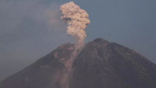 Semeru Yanardağı'nda korkutan hareketlilik! Bir günde 16 defa patladı!
