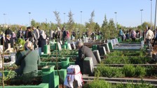 Depremzedeler, felakette kaybettikleri yakınlarının mezarlarını ziyaret etti
