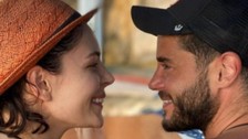 Berk Oktay ve Yıldız Çağrı Atiksoy çifti çocukları olacağını sevenlerine duyurdu!