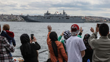 TCG Anadolu gemisi vatandaşların alkışlarıyla limandan ayrıldı