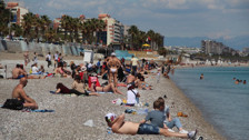 Antalya'da bahar sıcaklığı sahilleri doldurdu