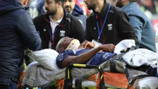Sivassporlu Ali Şaşal ile çarpışan Enner Valencia ambulansa alınıp, hastaneye kaldırıldı
