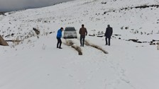 Bitlis'in Adilcevaz ilçesinde Mayıs ayında yağmaya devam eden kar yolları kapattı
