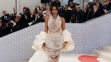 Met Galası'na Kim Kardashian'ın elbisesi damga vurdu! Tam 1000 saatte, 50 bin inciden yapıldı