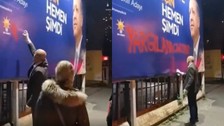 TİP İstanbul Milletvekili Ahmet Şık AK Parti seçim billboardına "Yargılanacaksınız" yazdı