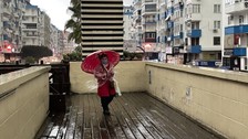 Antalya'da sağanak ve fırtına etkili oldu: Bazı araçlar su biriken yolda mahsur kaldı