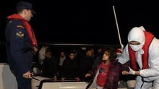 Çanakkale açıklarında lastik botta bulunan 27 düzensiz göçmen yakalandı