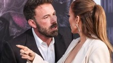 Jeniffer Lopez ve Ben Affleck çiftinden kırmızı halıda dillere düşecek hareket! Önce tartıştı sonra öpüşerek poz verdiler