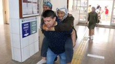 Yaşlı kadın oy kullansın diye sırtında taşıdı