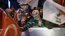 AK Parti seçmeni Ankara'da parti binasının önüne toplanıyor