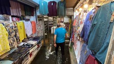 İzmir'de sağanak etkili oldu: Kemeraltı Çarşısı'nda iş yerleri su altında