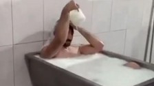 Süt banyosu ile gündem olduktan sonra gözaltına alınan Emre Sayar 70 kişiye dava açtı