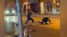 Böylesi görülmedi! Boynunda pitonla dolaşan adam kabus oldu! Sokak ortasında pitonu kırbaç gibi kullanarak dövdü!