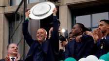 Feyenoord şampiyon hoca Arne Slot'la uzattı