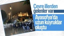Cumhurbaşkanı Erdoğan'ın zaferini kutlamak için sağanak yağışa aldırış etmeden Ayasofya'da uzun kuyruklar oluşturuldu