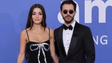 Hakan Sabancı ile yaşadığı aşkla gündemlerden düşmeyen oyuncu Hande Erçel sevgilisinin gazetecilere gösterdiği tepkiyi savundu