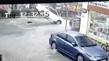 Tekirdağ'da yağmurda yerinden fırlayan rögar kapağı otomobile zarar verdi