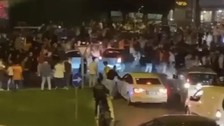 Bursa’da korkunç olay! Otomobil kutlama yapan Galatasaray taraftarlarının arasına daldı