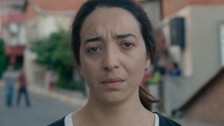 Seçim sonucuna üzülen oyuncu Asiye Dinçsoy'un hırsı sahnedeki sözlerine yansıdı: Karanlık günlere 'evet' diyenler