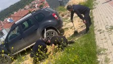 Bozüyük Belediyesi itfaiyesi, araçta bulunan yılanı özenle çıkardı