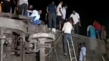 Hindistan'da katliam gibi tren kazası: 288 ölü