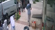 İzmir'de şaka gibi olay: Yolda yürürken boynuna kablo düştü