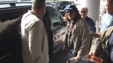 Johnny Depp, yarın vereceği konser için İstanbul'a geldi: Koltuk değneğiyle yürümesi dikkatlerden kaçmadı