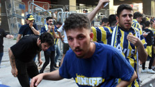 Fenerbahçe-Başakşehir'in karşılaşması öncesinde stat etrafında bulunan Göztepeli taraftarlarla sarı lacivertliler arasında arbede yaşandı