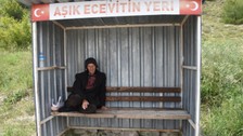 Türkiye'yi duygulandıran Aşık Ecevit 24 yıldır sevdiği kadını bekliyor! Hiçbir şey demedi bir taksiye bindi ve gitti