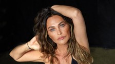 Giyimiyle adından sıkça söz ettiren Hülya Avşar bikinili pozuyla nefes kesti!