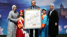 Cumhurbaşkanı Erdoğan torununun mezuniyet törenine katıldı! Cumhurbaşkanı ve eşi Emine Erdoğan mezun olan torunu Ali Tahir ile hatıra fotoğrafı çektirdi