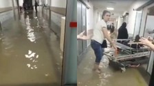 Akhisar'da hastaneyi sel suları bastı, hastalar tahliye edildi