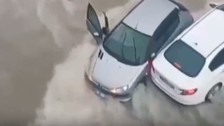 Ankara'da cadde ve sokaklar göle döndü! Araçta mahsur kalan kişi böyle kurtarıldı! Dehşete düşüren görüntüler
