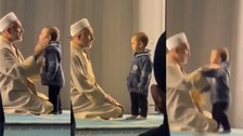 Cemaatteki bir çocuğun 'Amenerrasulü' okuyan imamı büyük bir ilgiyle izlemesi sosyal medyada viral oldu! İşte o anlar...