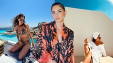 Demet Özdemir göğüs dekoltesi ve süper minisiyle havuza atladı! Pembe elbisesi üzerine yapışan Demet Özdemir'in sütyensiz pozunu gören dönüp bir daha baktı