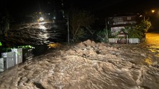Sakarya'da sel felaketi: Sokak ve caddeler su altında kaldı, dereler taştı | 3 kişi kurtarıldı