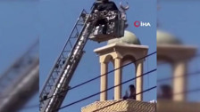 Mısır'da bir kişi intihar için minareye çıkmıştı! Payına dayak düştü