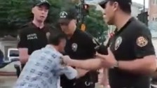 Kimlik soran polise saldırmaya çalışan şahsın kayda alındığı o anlar sosyal medyada tepkilere neden oldu