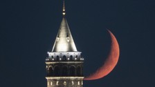 İstanbul'da kız kulesinin üzerinde oluşan hilal, görenleri büyüledi