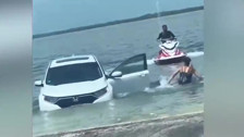 Sahile yakın park etmek isteyen kadın sürücü arabasını denize kaptırdı