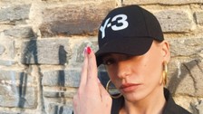 Güzel oyuncu Serenay Sarıkaya güneşin tadını çıkarıyor! Bikinili pozları binlerce beğeni aldı