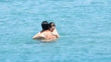 Sinem Kobal ve eşi Kenan İmirzalıoğlu Çeşme'de görüntülendi.