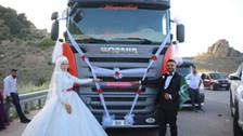 Ekmek teknesini gelin arabası yaptı! Görenler dönüp bir daha baktı