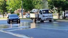 Pendik'te ilginç anlar! Fırsatçı sürücüler patlayan su borusunun altında arabalarını yıkadı