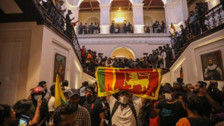 Sarayı basılan Cumhurbaşkanı görevini bırakıyor