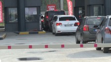 Telefon kayıt harcına zam geldi! Vatandaşlar sınır kapısında uzun kuyruklar oluşturdu
